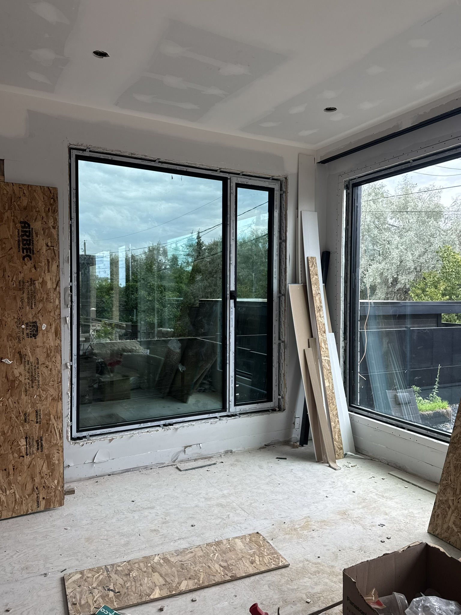Retrofit installation in Toronto featuring Reynaers Aluminum MasterLine 8 windows with a tilt-turn operator and adjacent fixed glazing, combining modern performance with efficiency.